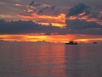 Прекрасные закаты острова Ко Тао можно наблюдать с Западной части острова, к примеру с пляжа Sairee Beach или Mae Haad